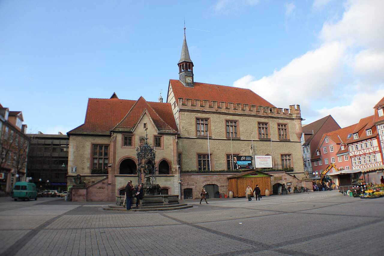 Altes Rathaus mit Gänseliesel-Brunnen in Göttingen